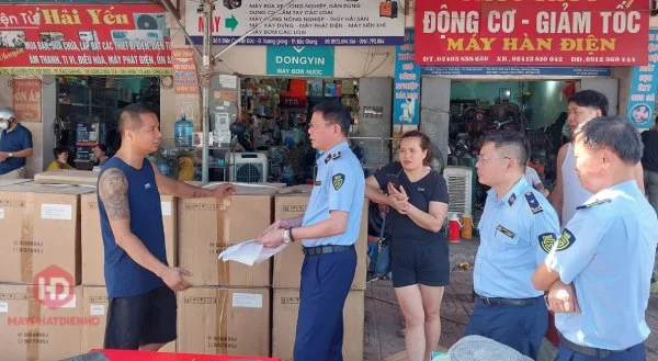 Đội quản lý thị trường Bắc Giang đi kiểm tra nguồn gốc của máy phát điện ở các cửa hàng trên địa bàn tỉnh