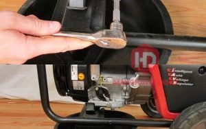 Xả hết dầu nhớt cũ của máy phát điện ra ngoài trước khi thay mới