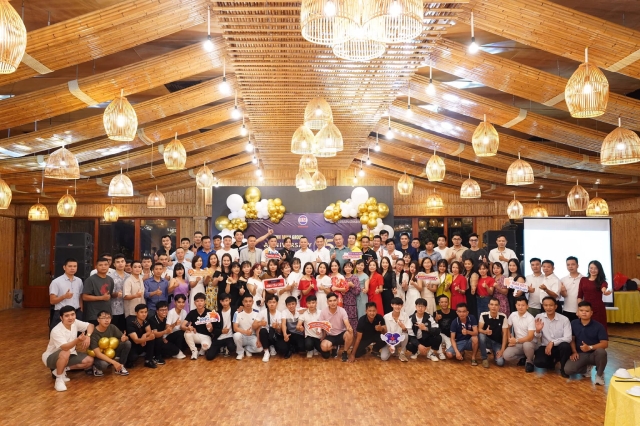 Giới thiệu về công ty 3 Đội ngũ CBNV công ty TNHH thiết bị công nghệ Bình Minh